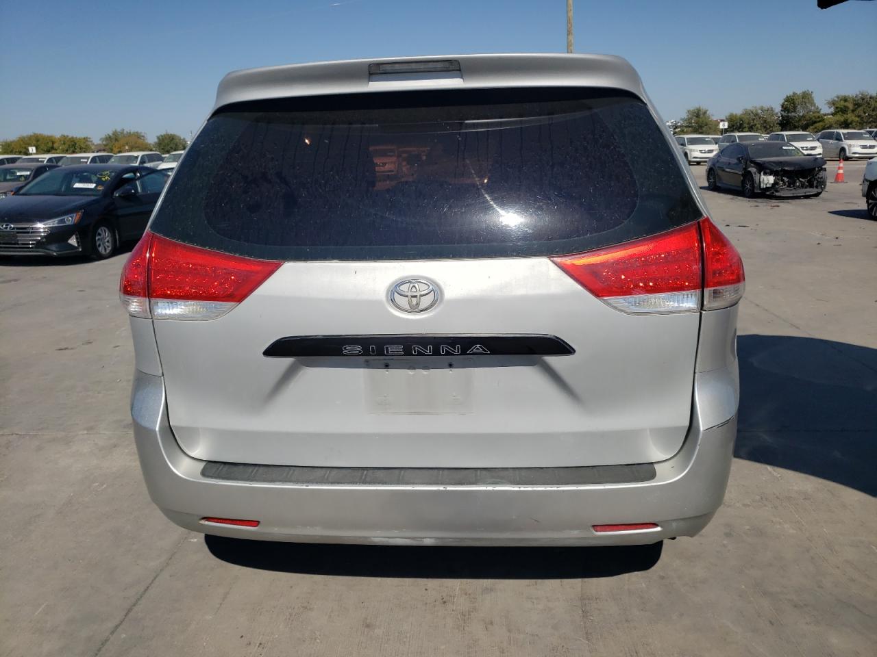 5TDZK3DC9BS035031 2011 Toyota Sienna