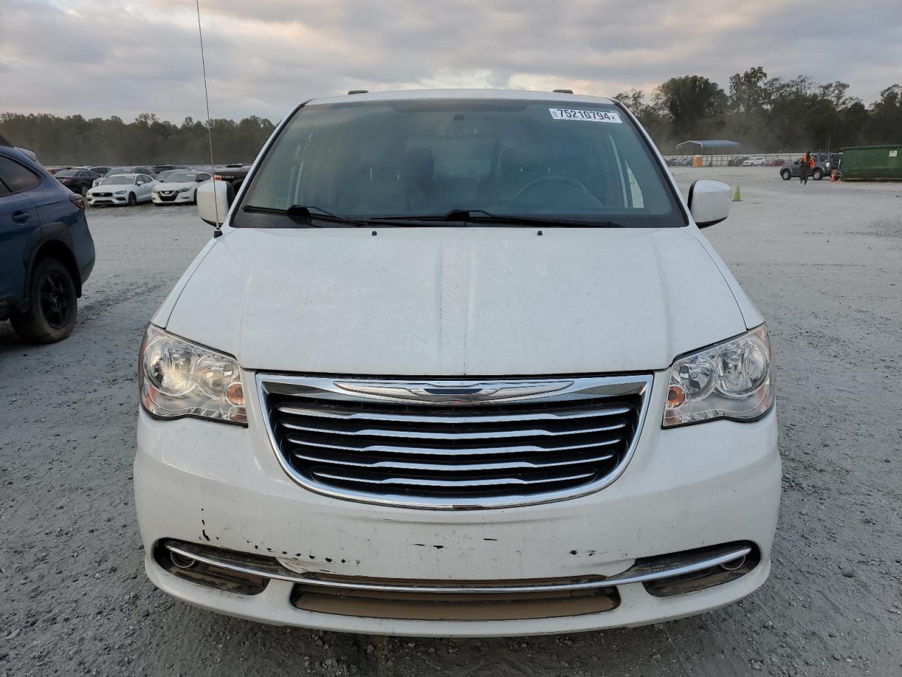 2014 Chrysler Town & Country - Image 5