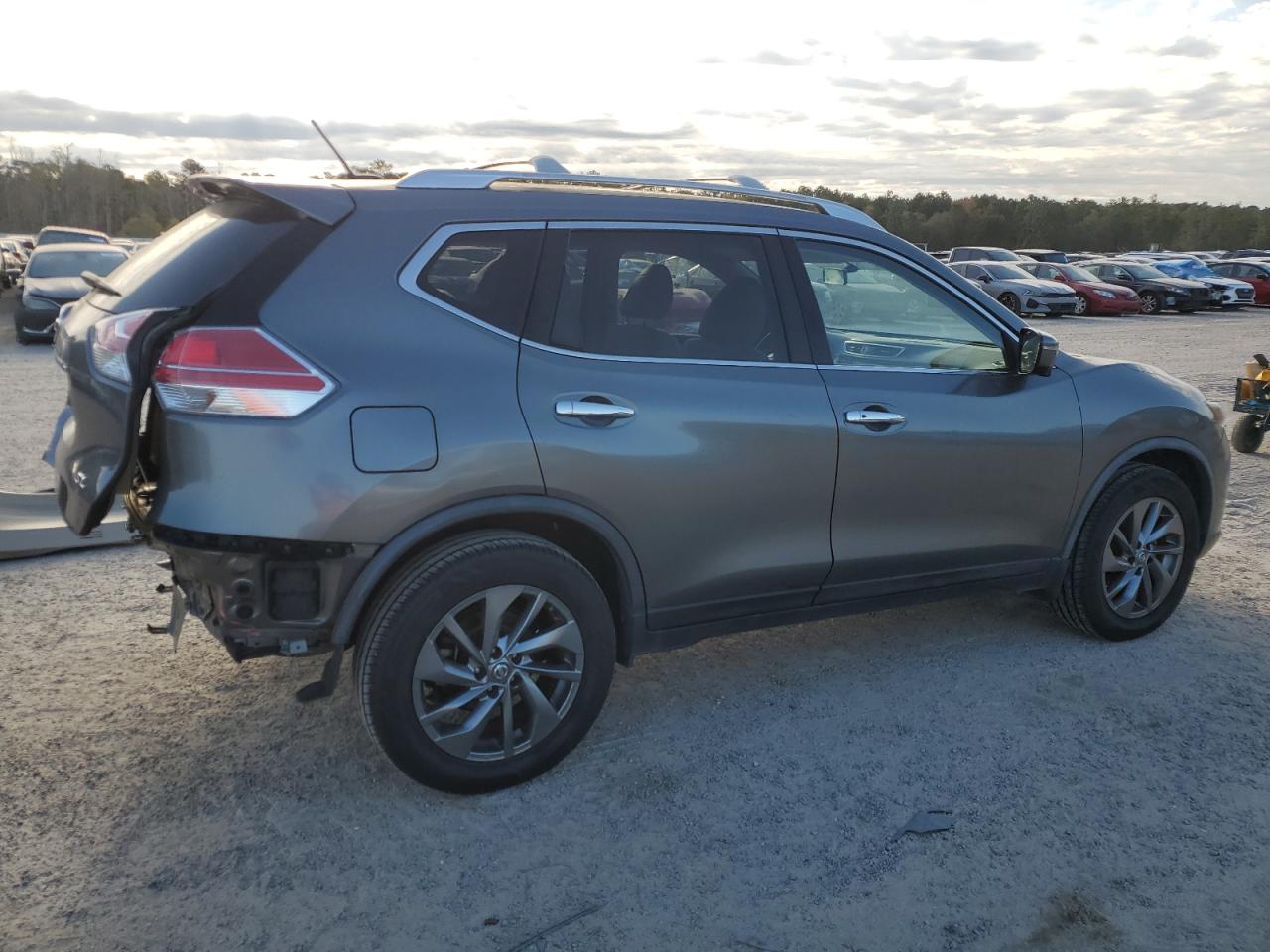 2016 Nissan Rogue - Image 3