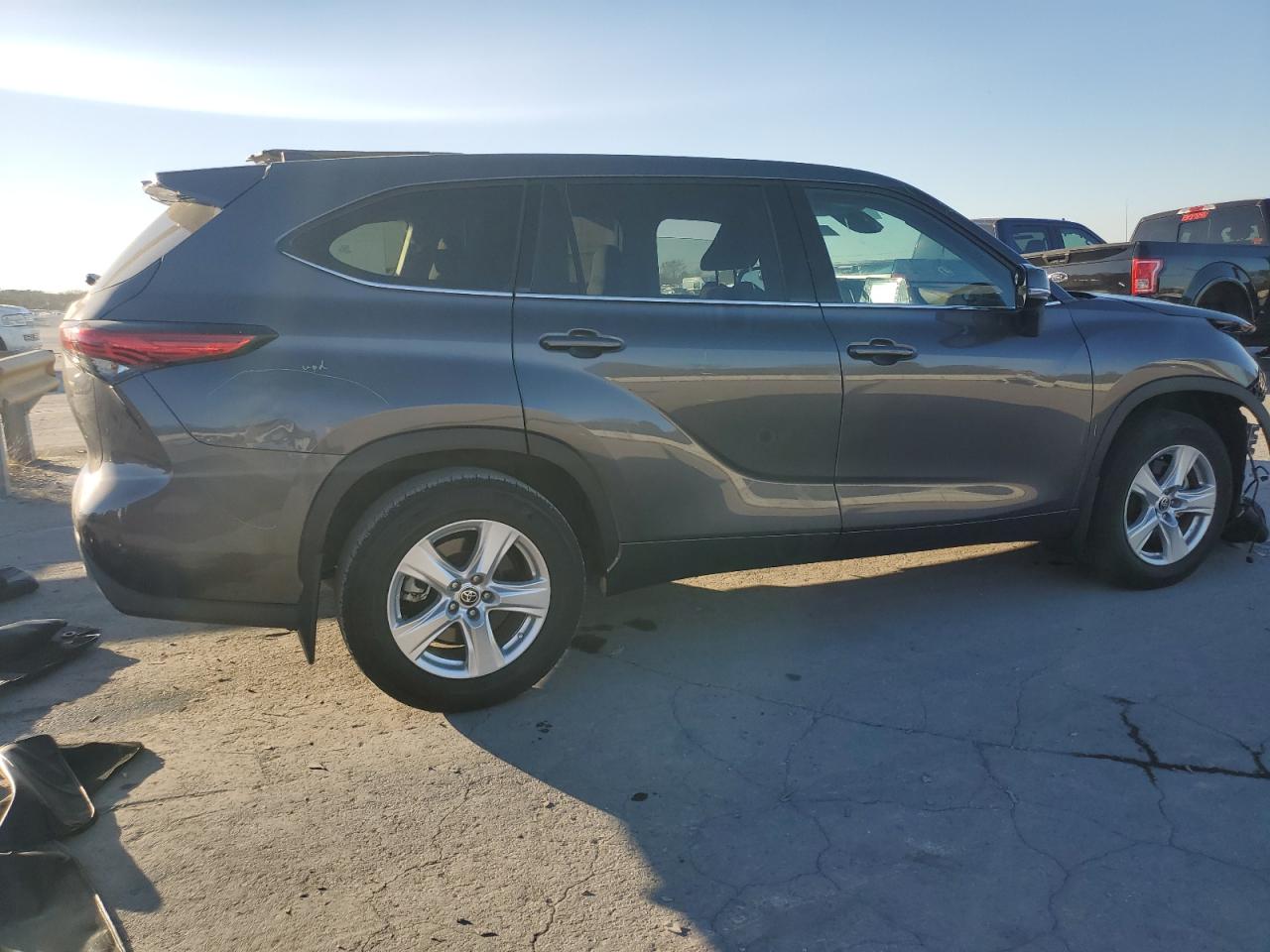 2022 Toyota Highlander - Image 3