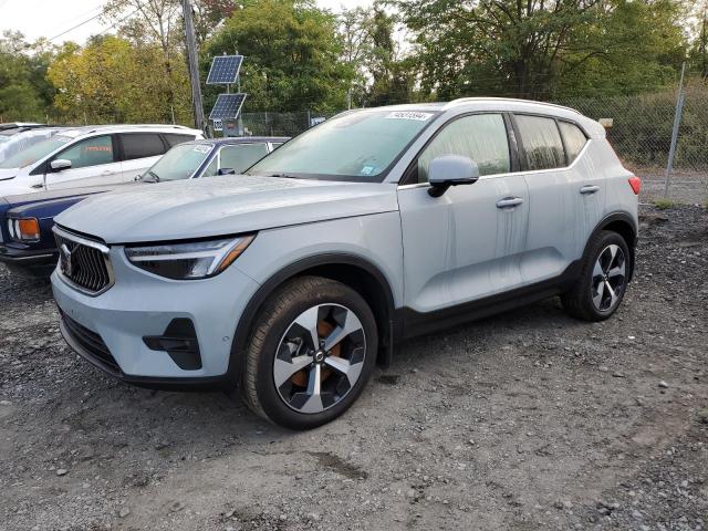  VOLVO XC40 PLUS 2024 Серебристый