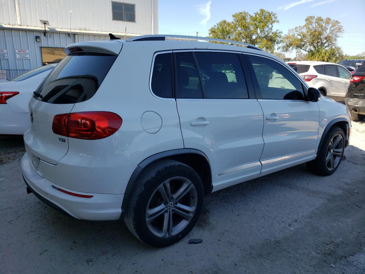 2017 Volkswagen Tiguan - Image 3