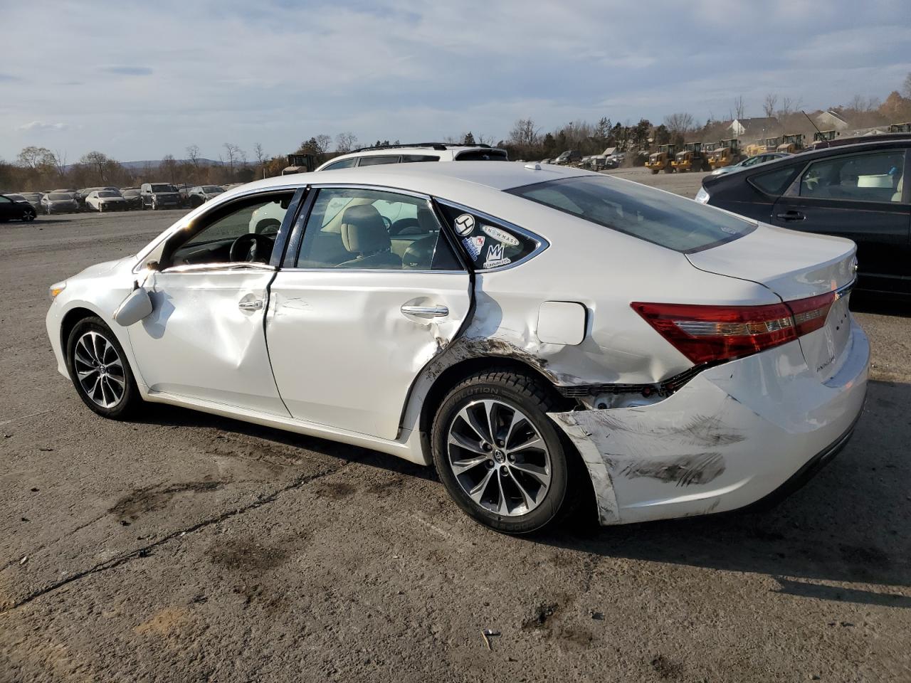 2017 Toyota Avalon - Image 2