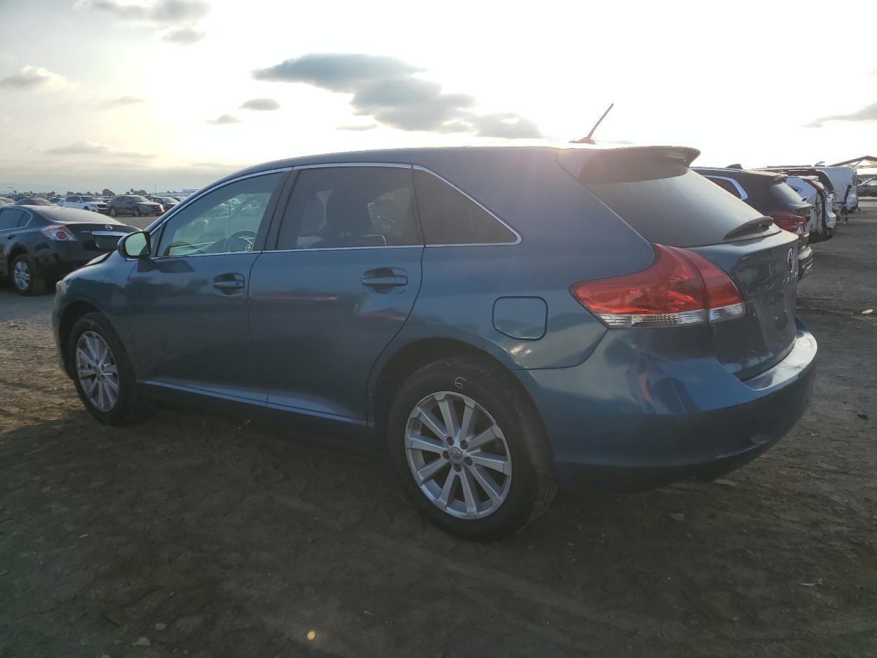 2011 Toyota Venza - Image 2