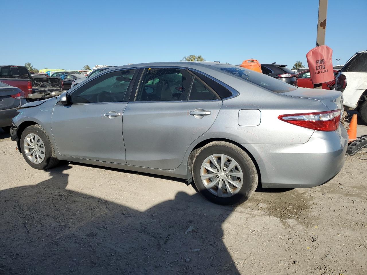 4T1BF1FK1GU166435 2016 TOYOTA CAMRY - Image 2