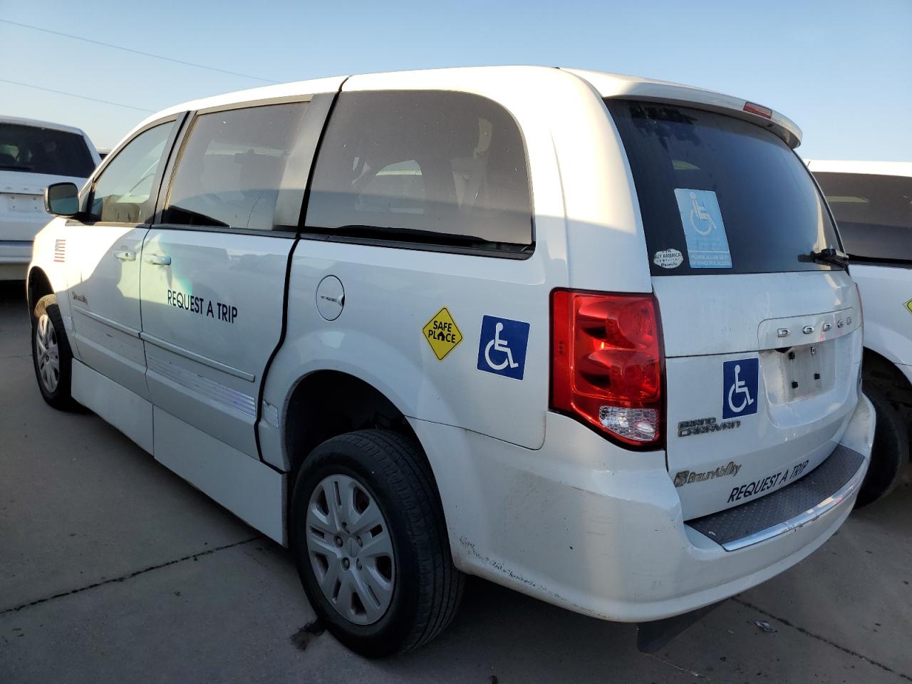 2017 Dodge Caravan - Image 2