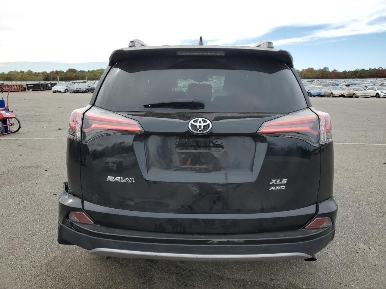 2017 Toyota Rav4 Xle VIN: 2T3RFREV4HW661925 Lot: 76488314