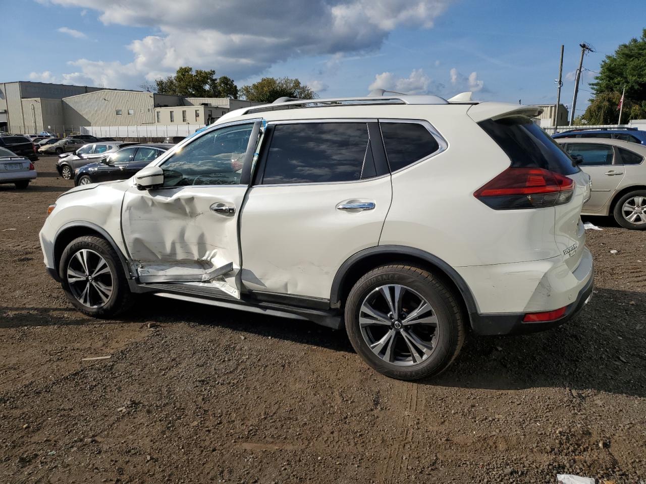 JN8AT2MV9KW380098 2019 NISSAN ROGUE - Image 2