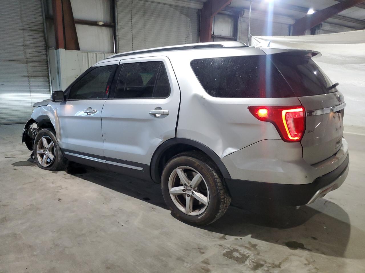 2016 Ford Explorer - Image 2