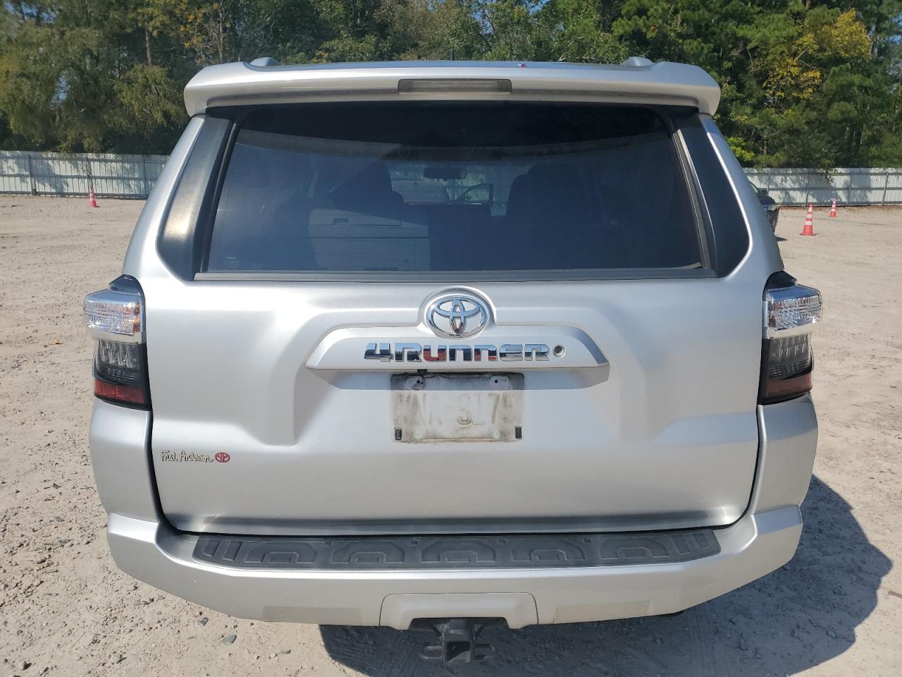 JTEZU5JR6J5176556 2018 Toyota 4Runner Sr5