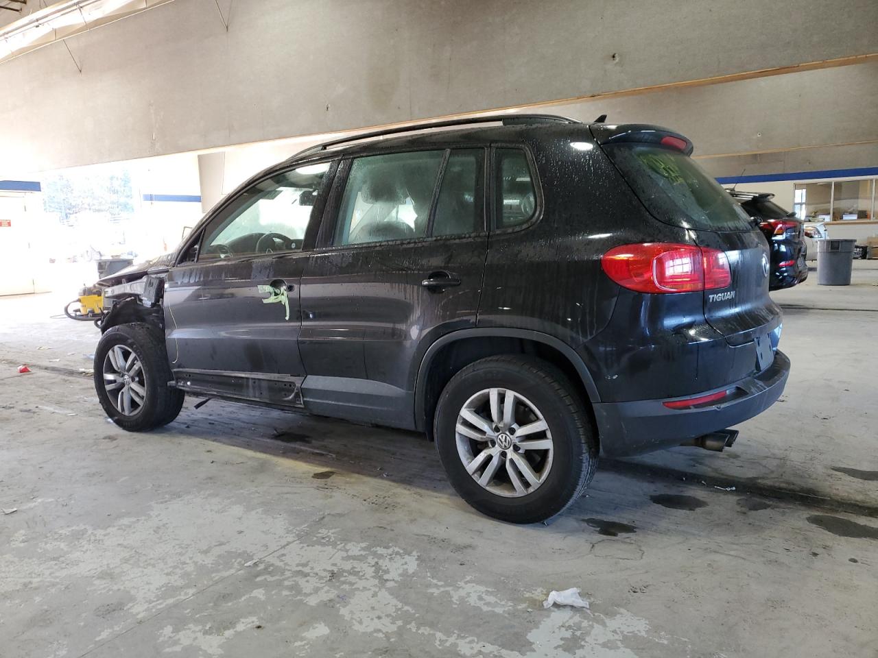 2017 Volkswagen Tiguan - Image 2