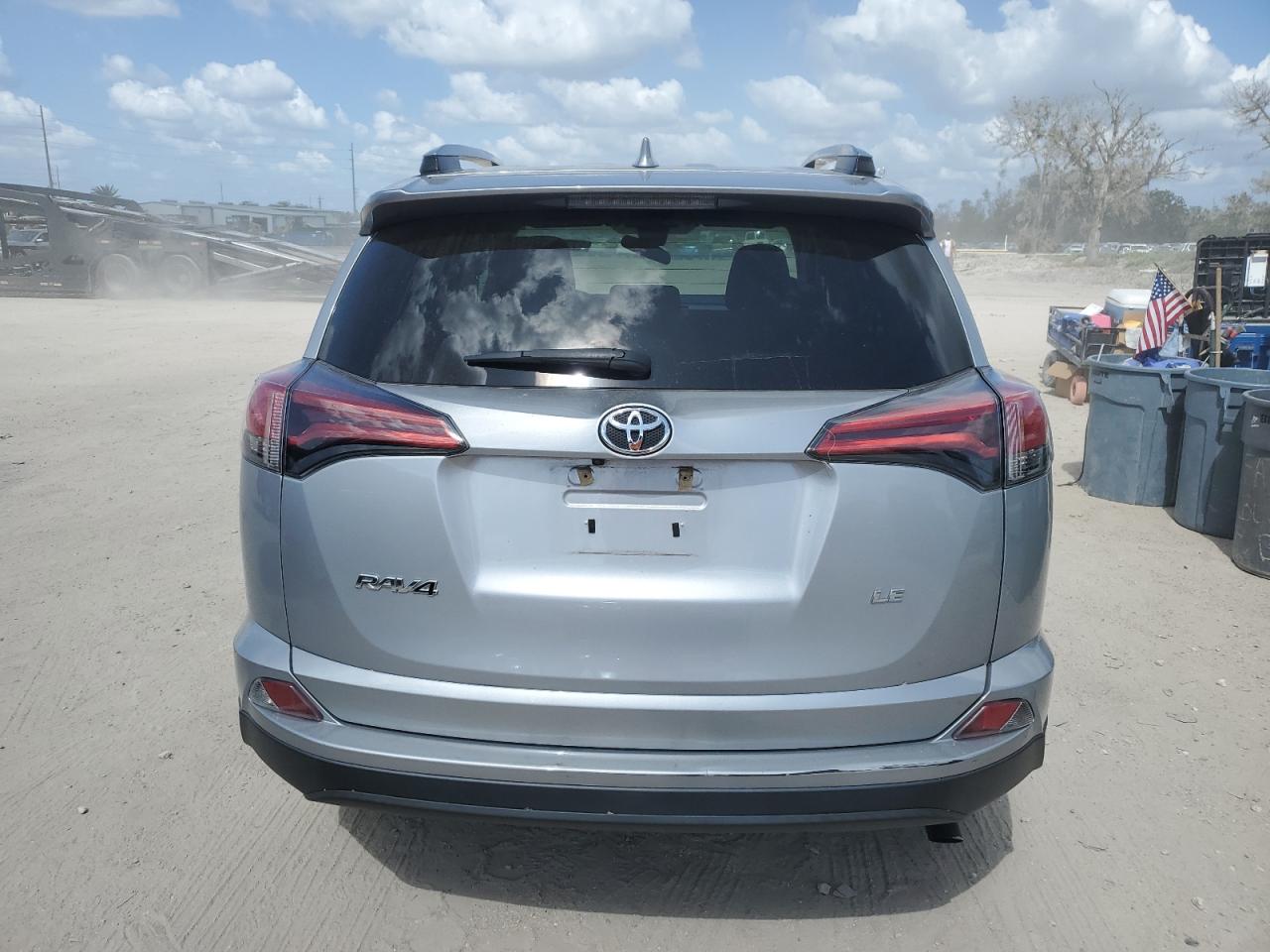 2T3ZFREV3JW463603 2018 Toyota Rav4 Le