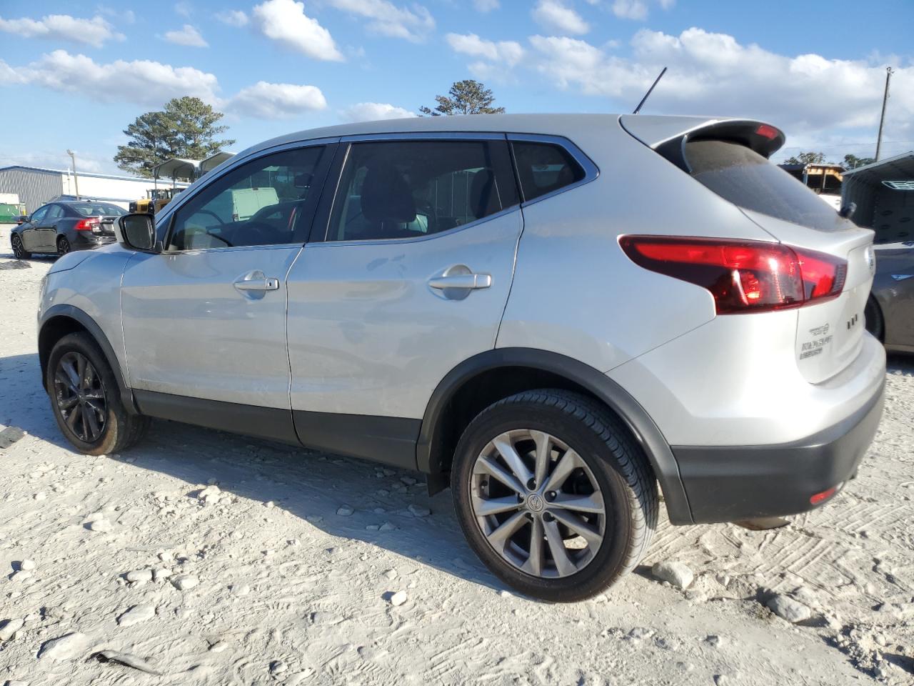 2018 Nissan Rogue - Image 2
