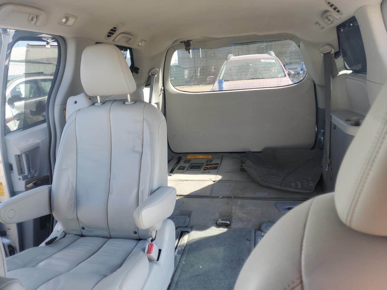 2013 Toyota Sienna - Image 10