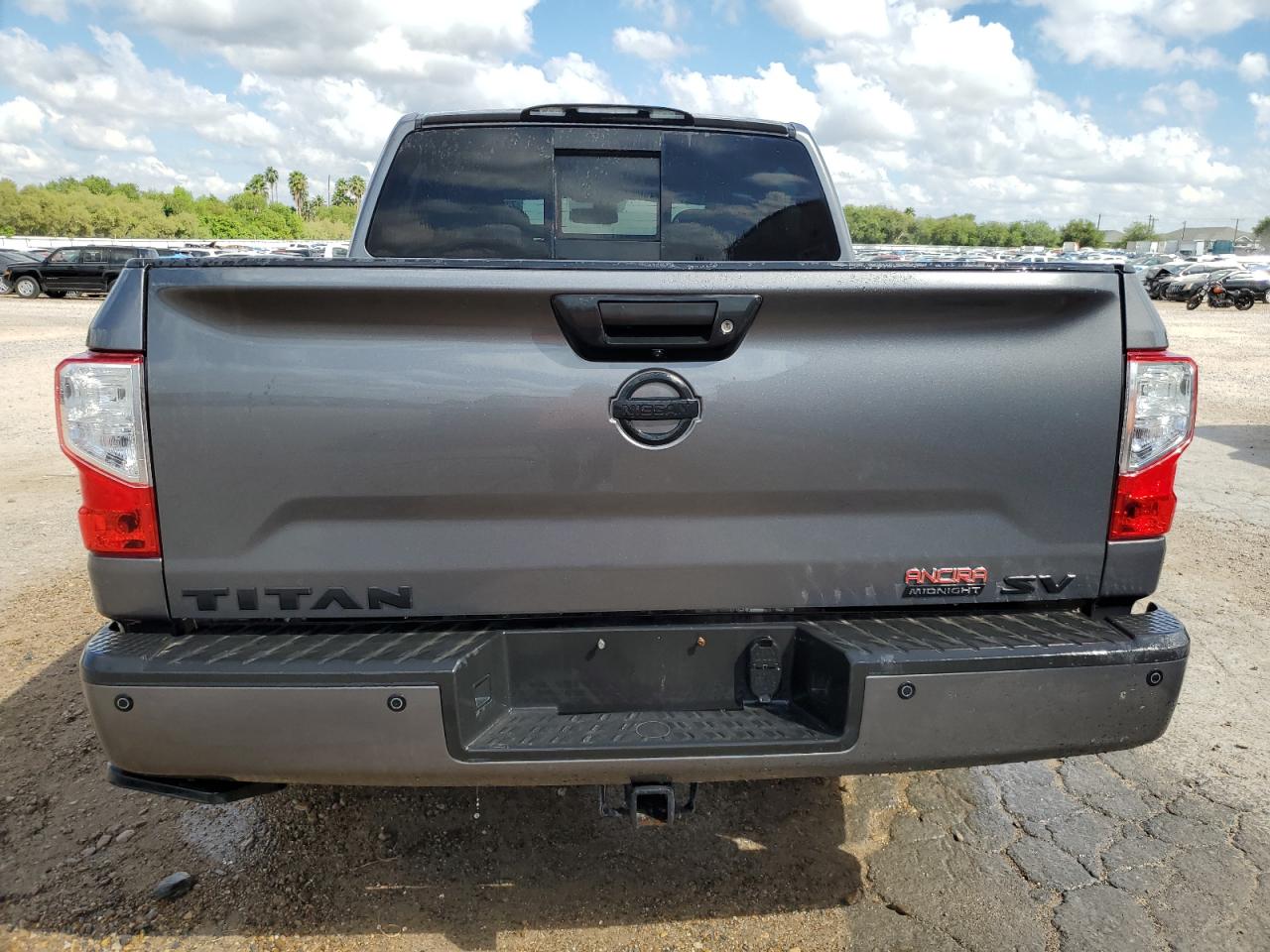 1N6AA1E63JN549262 2018 Nissan Titan Sv