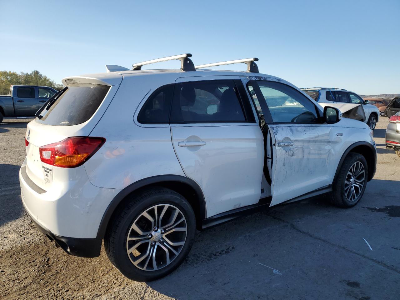 2017 Mitsubishi Outlander - Image 3