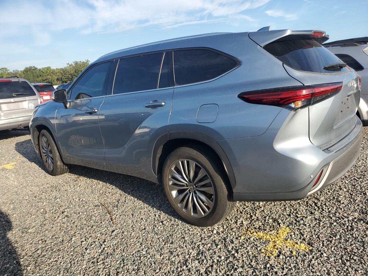 2022 Toyota Highlander - Image 2