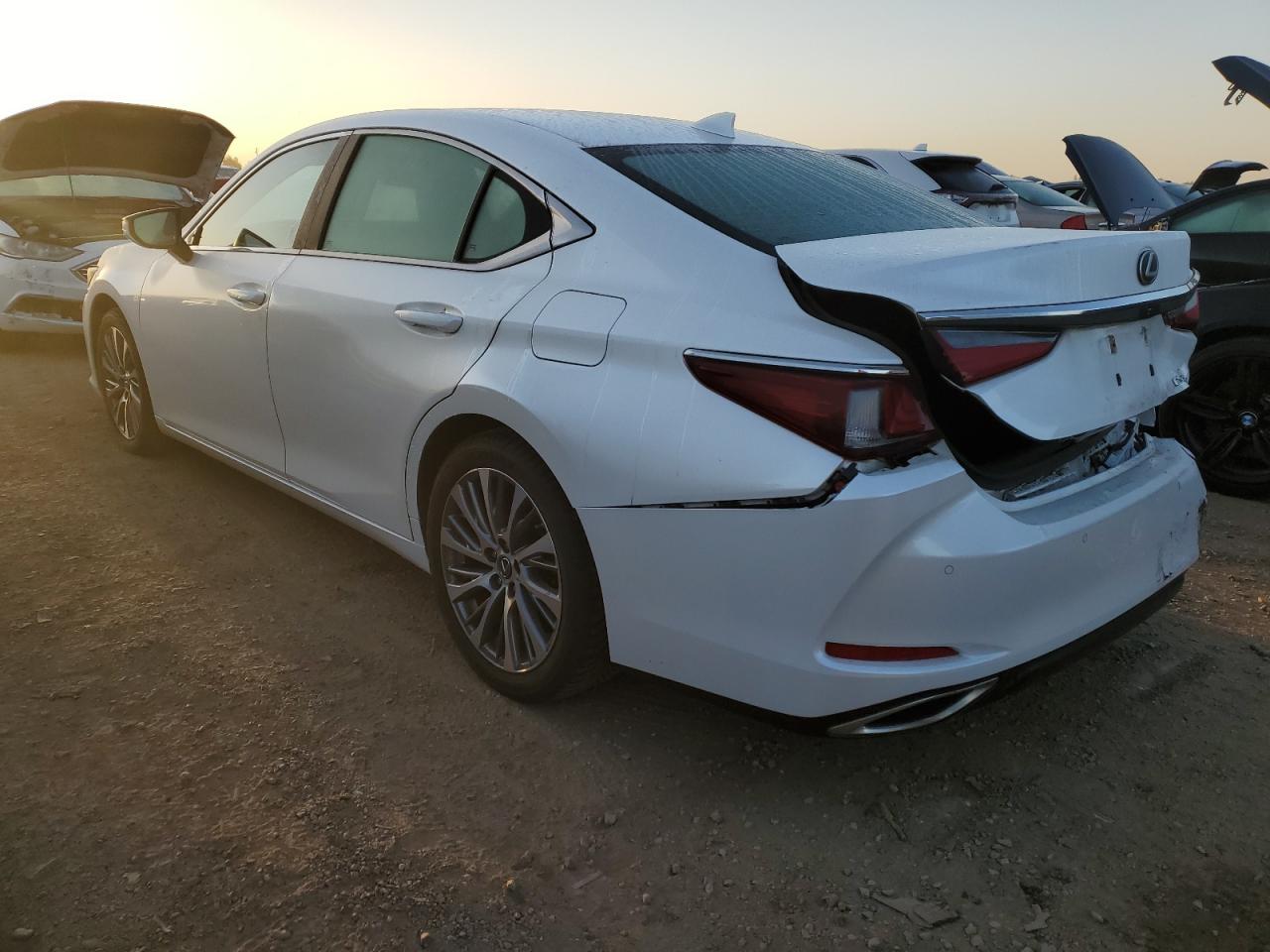 2020 Lexus ES - Image 2