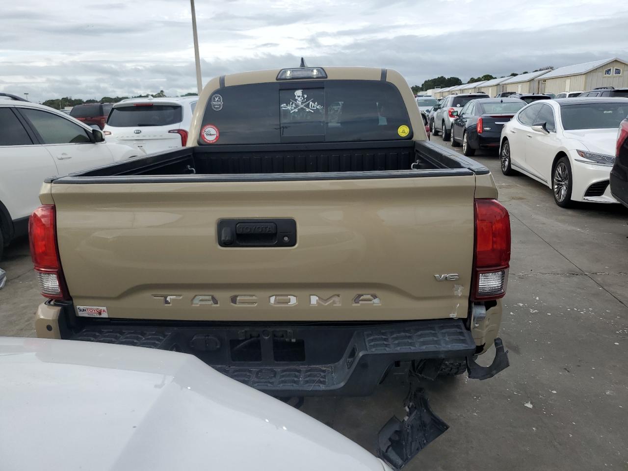 3TMAZ5CN8JM071704 2018 Toyota Tacoma Double Cab