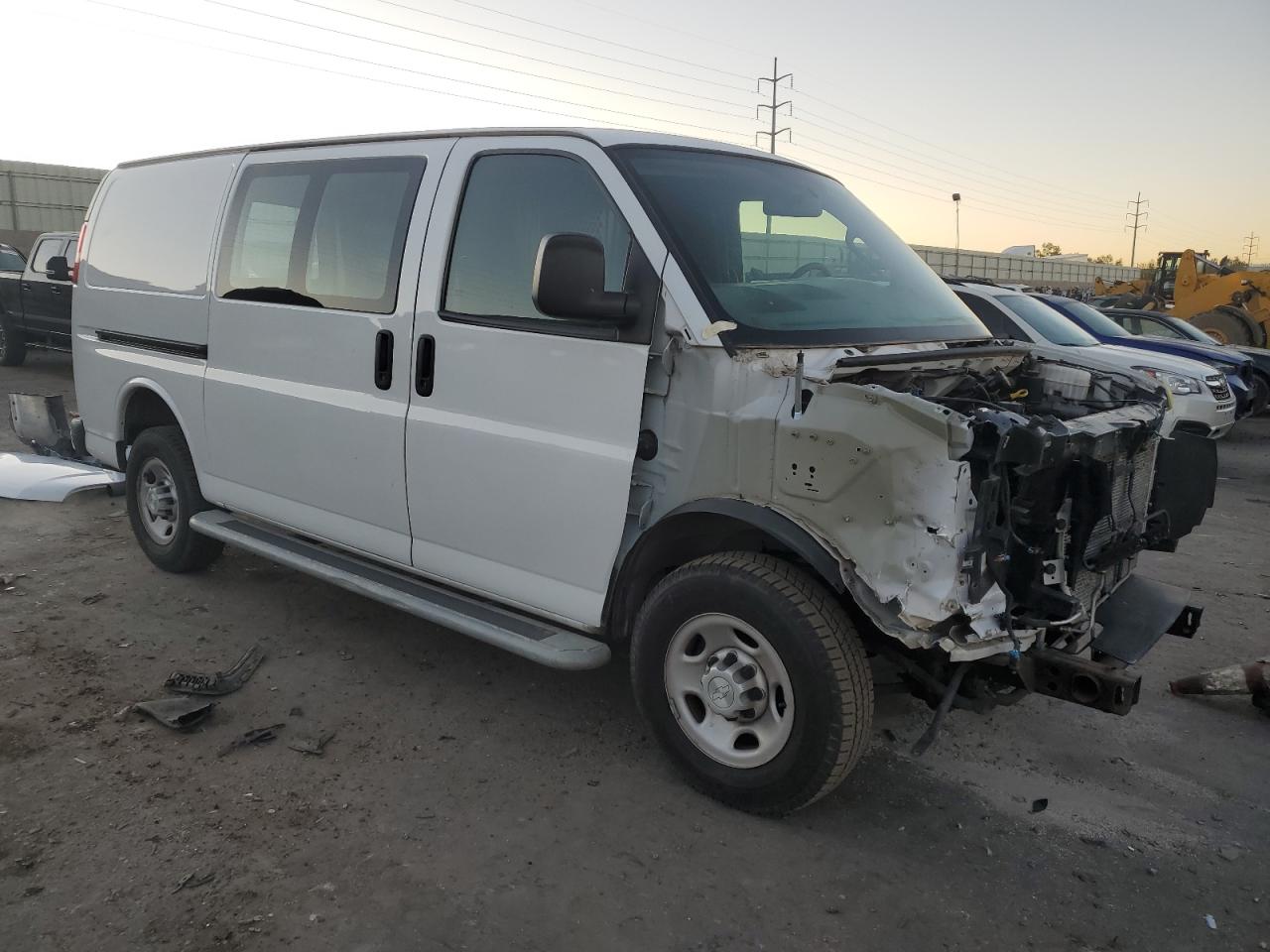 VIN 1GCWGAFG7J1910868 2018 CHEVROLET EXPRESS no.4