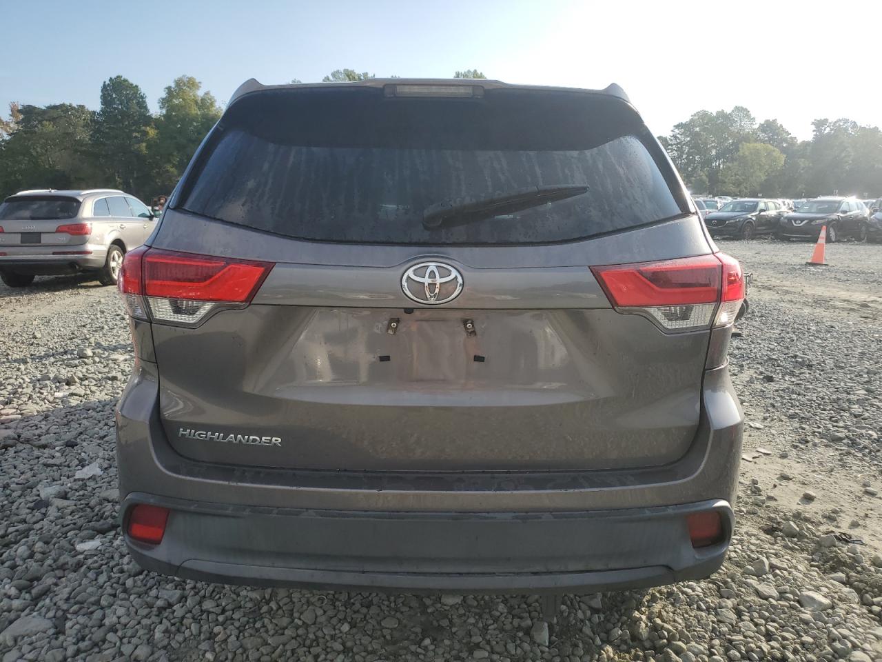 5TDZZRFH8JS278433 2018 Toyota Highlander Le