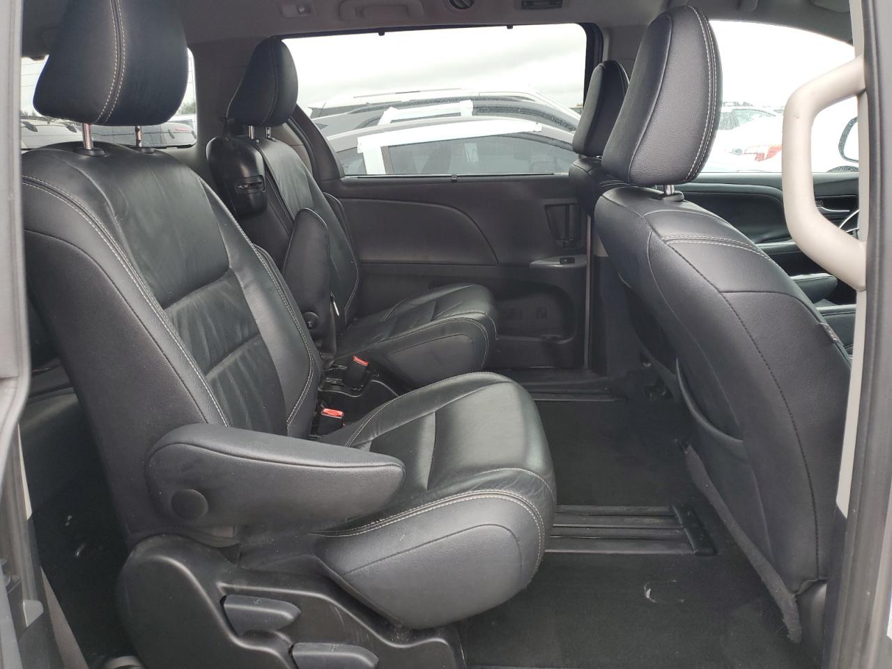 2016 Toyota Sienna - Image 11