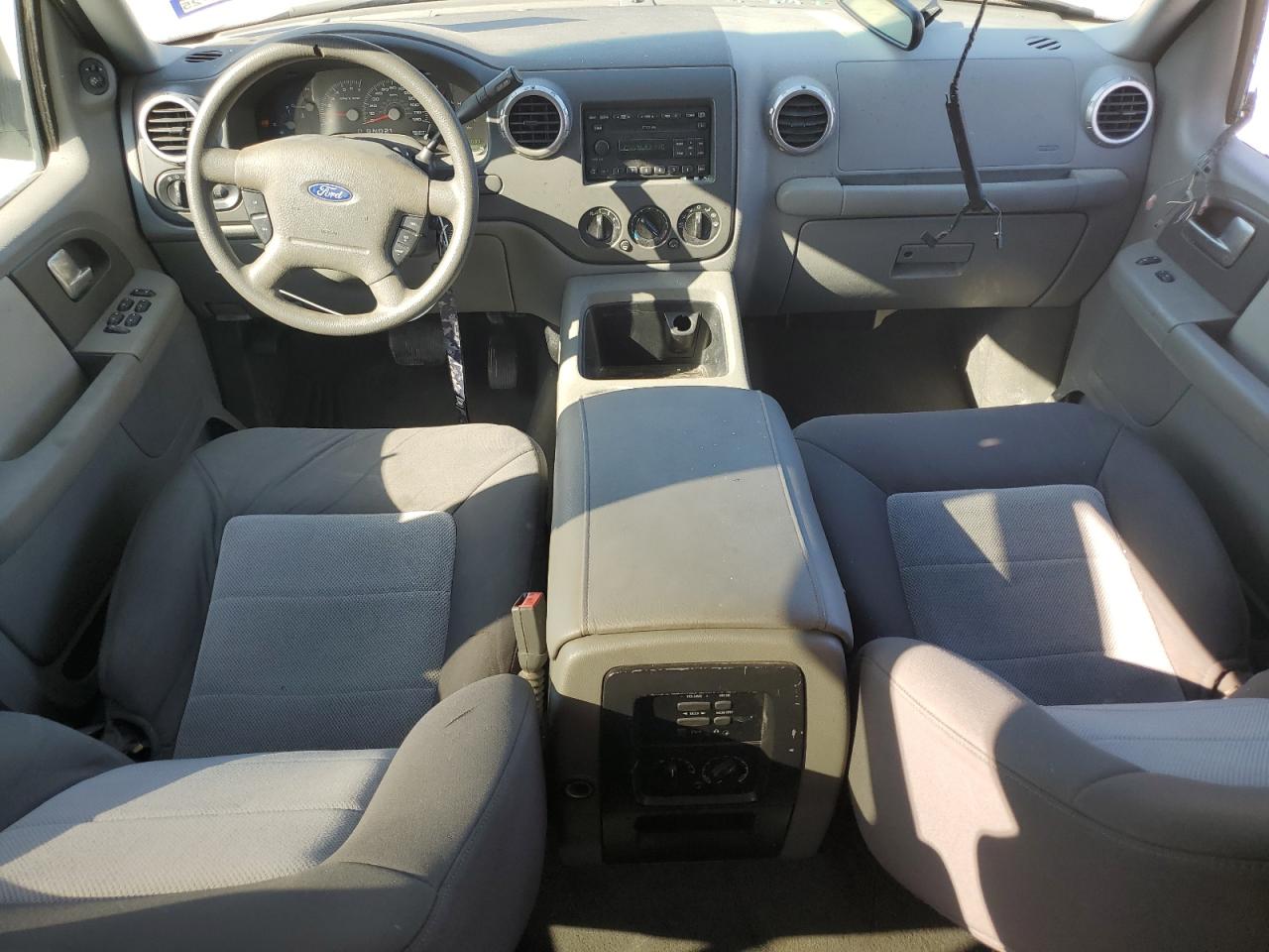 2004 Ford Expedition - Image 8