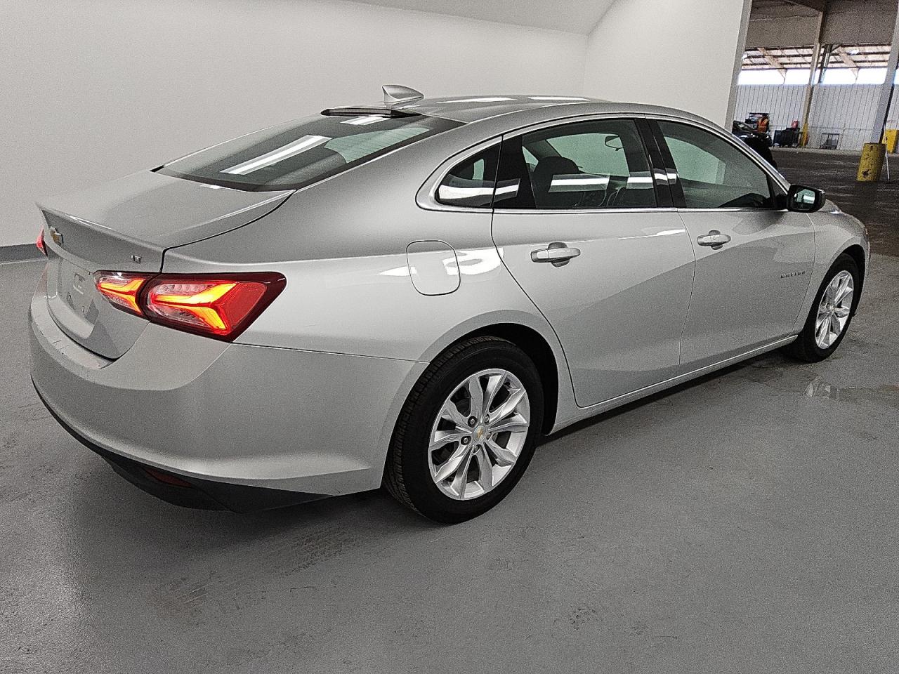 2022 Chevrolet Malibu - Image 3