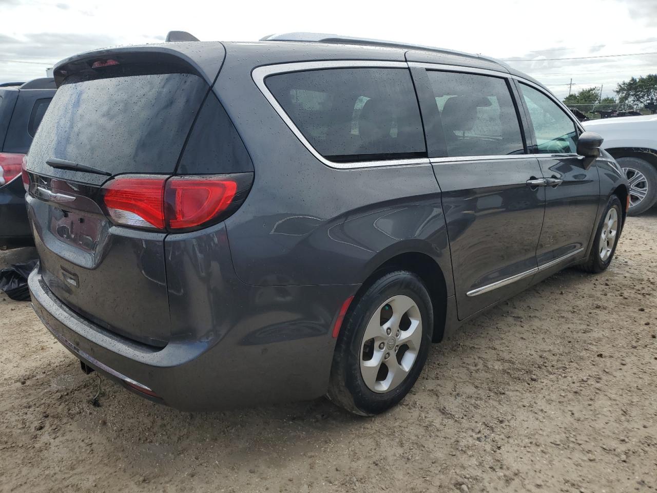 2017 Chrysler Pacifica - Image 3