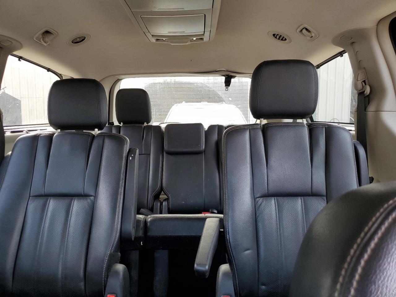 2013 Chrysler Town & Country - Image 10