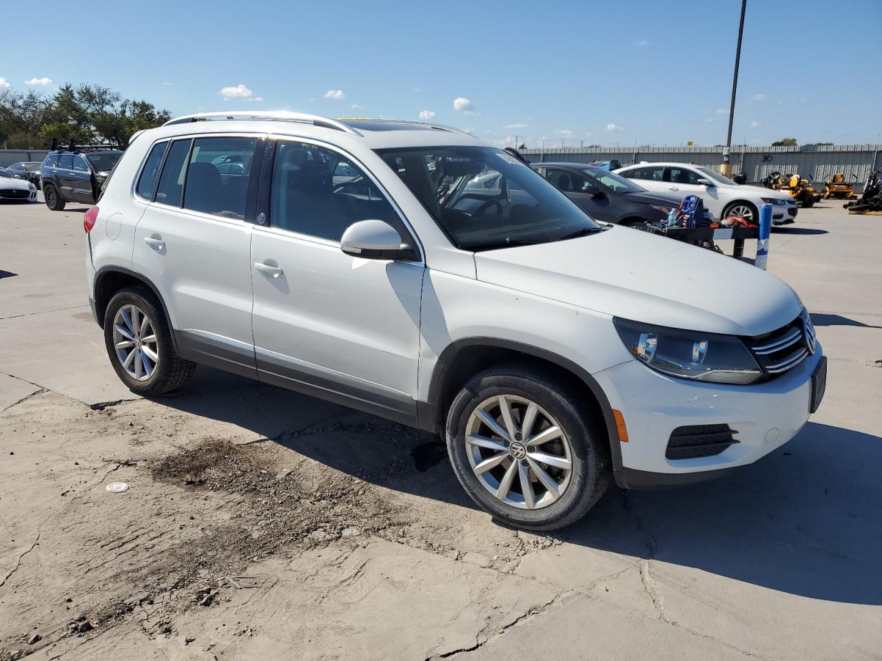 VIN WVGRV7AX6HW500391 2017 VOLKSWAGEN TIGUAN no.4