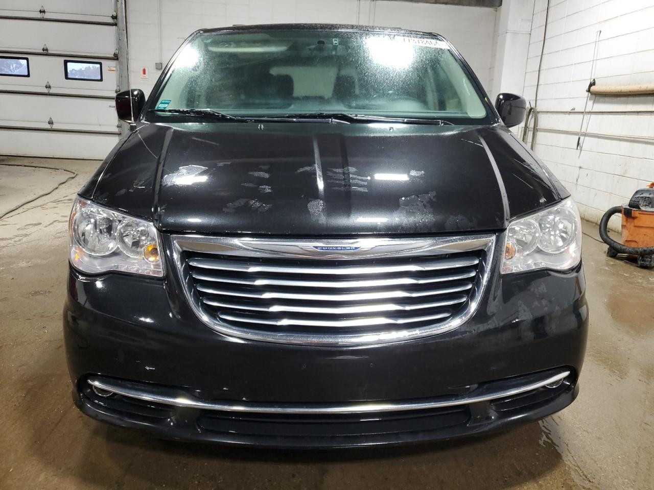 2015 Chrysler Town & Country - Image 5