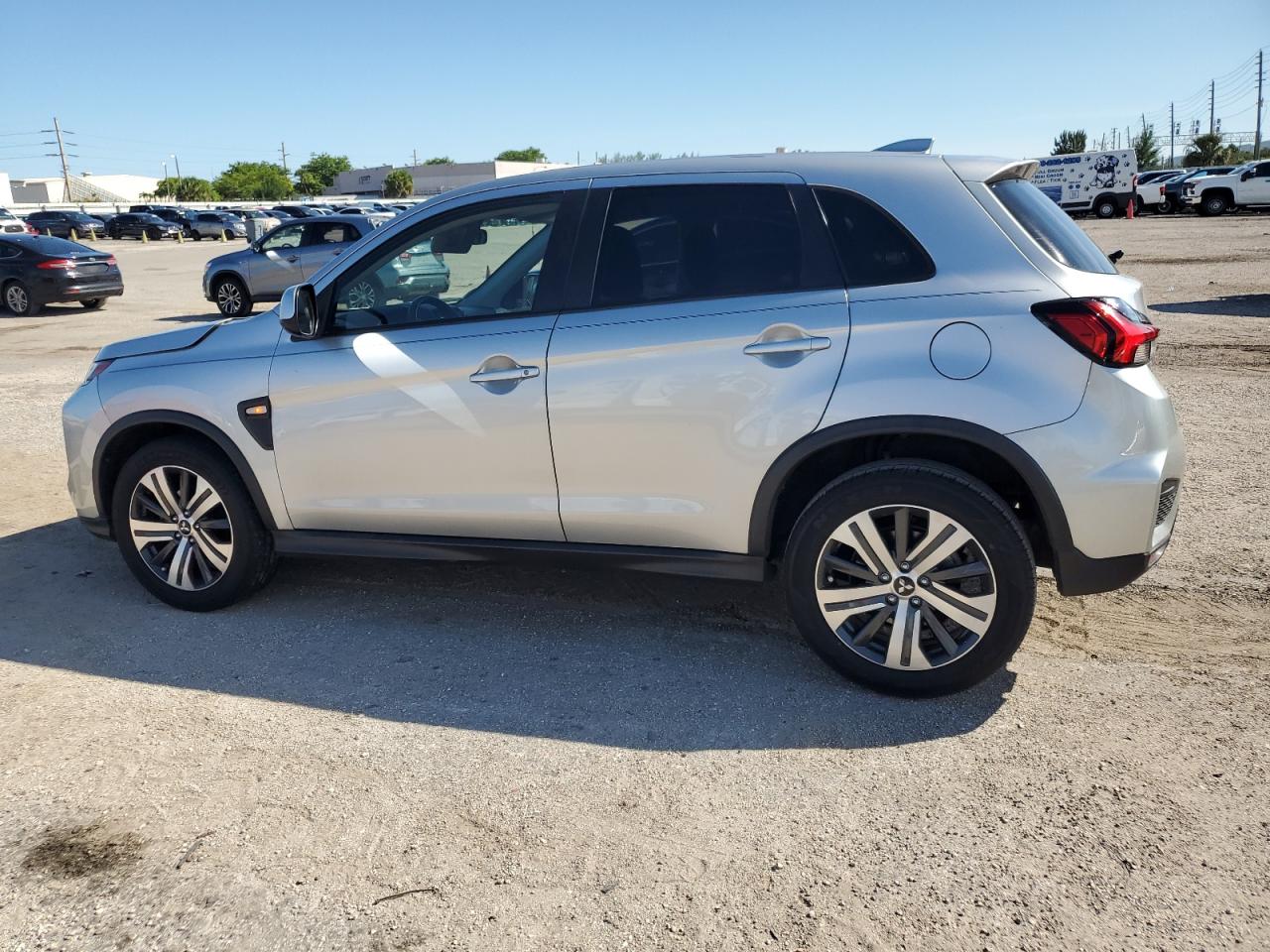 2020 Mitsubishi Outlander - Image 2