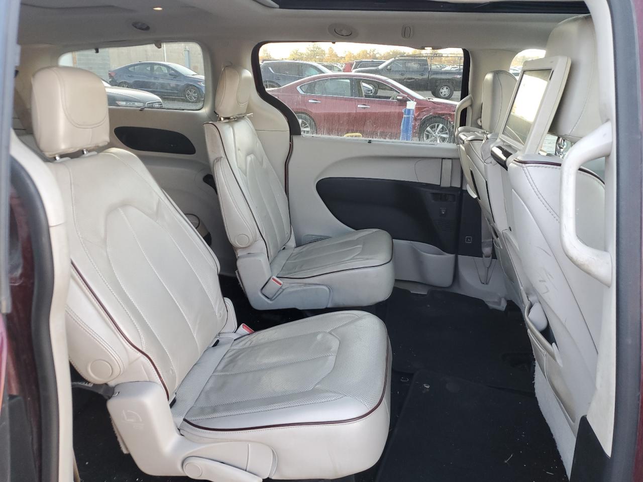 2018 Chrysler Pacifica - Image 11