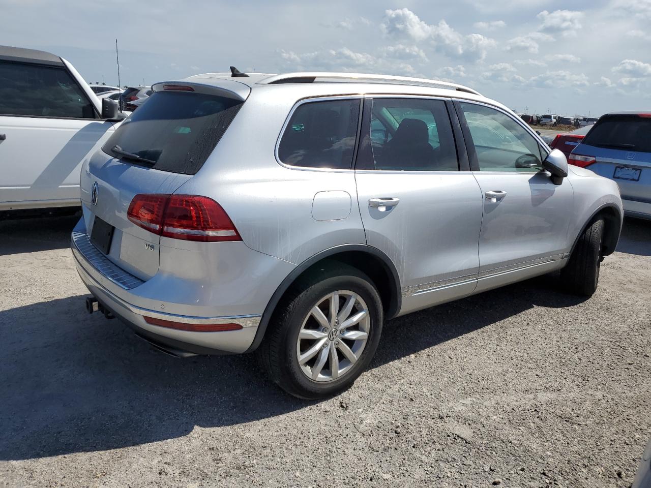 WVGEF7BP4HD003359 2017 Volkswagen Touareg Sport