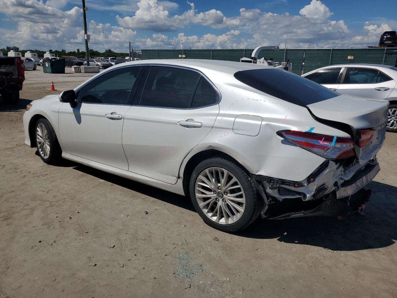 4T1B11HK5JU002723 2018 TOYOTA CAMRY - Image 2