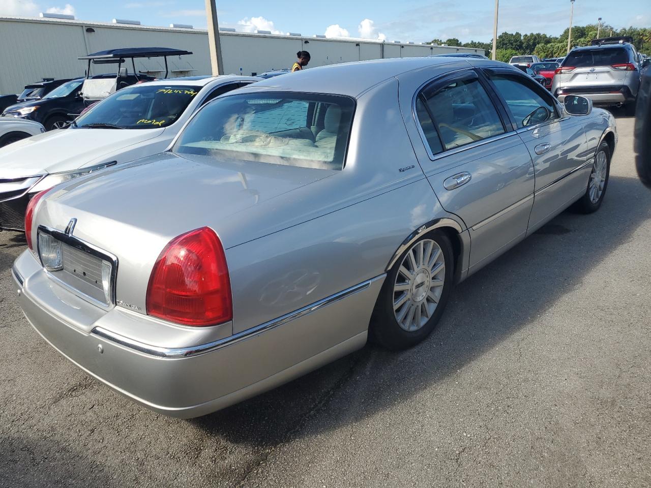 2004 Lincoln Town Car Executive VIN: 1LNHM81W84Y607310 Lot: 74197644