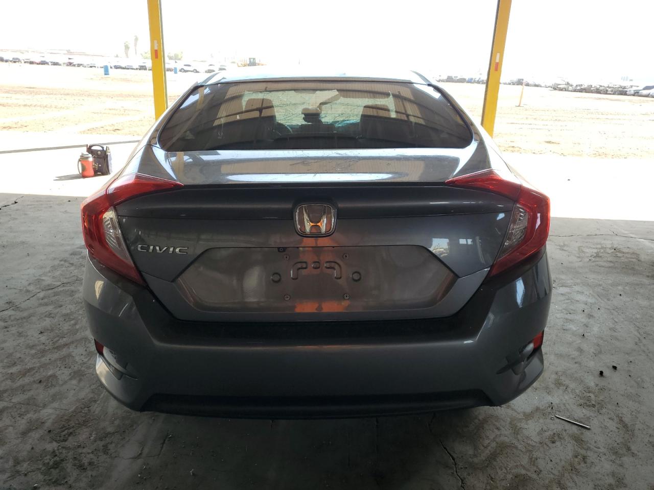 19XFC2F5XJE018370 2018 Honda Civic Lx