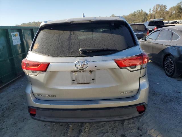  TOYOTA HIGHLANDER 2017 Srebrny