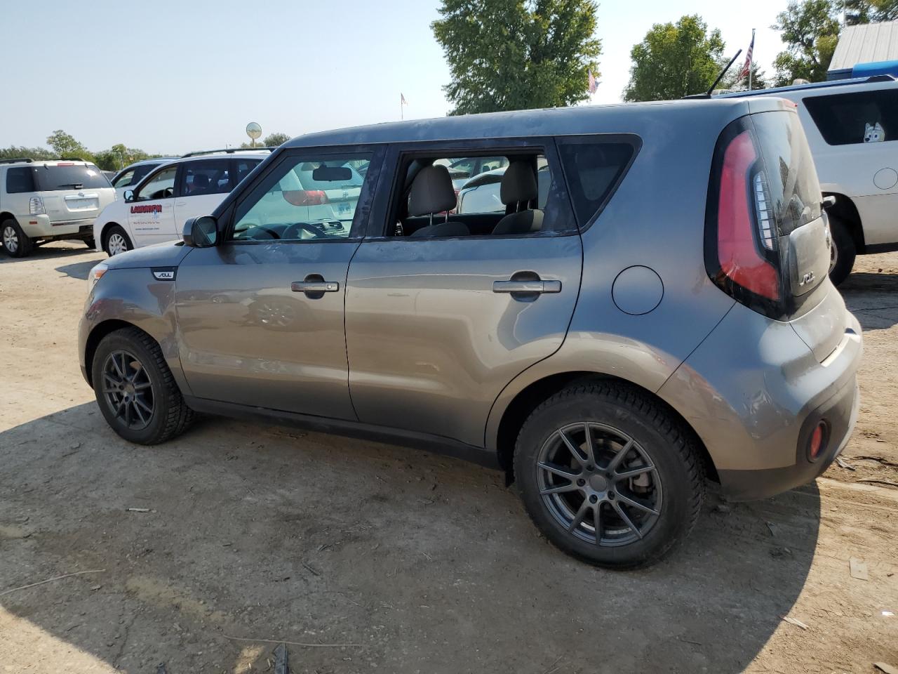 KNDJN2A22J7585822 2018 Kia Soul