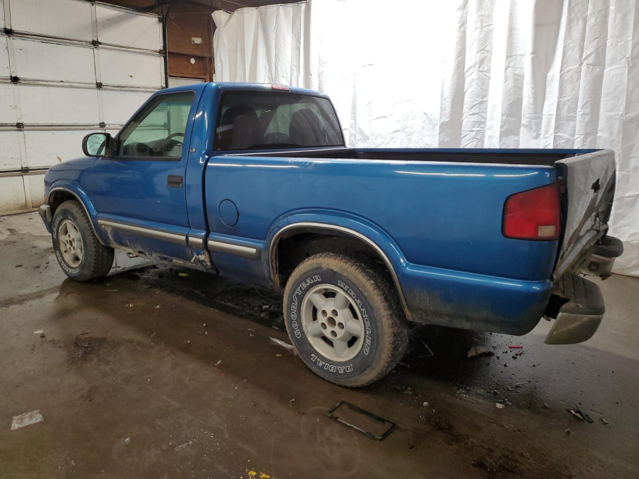 2000 Chevrolet S-10 Pickup - Image 2