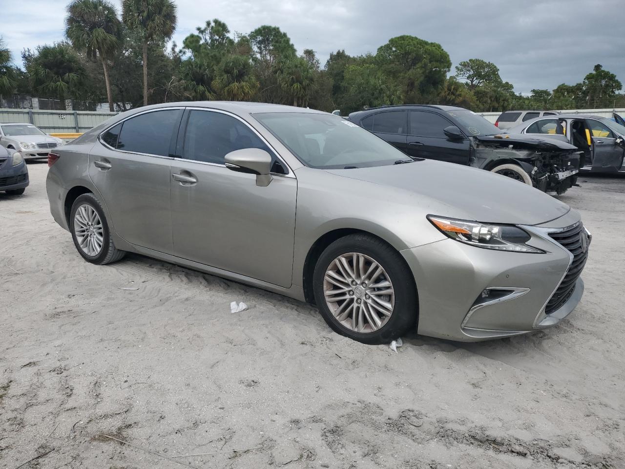 2017 Lexus ES - Image 4