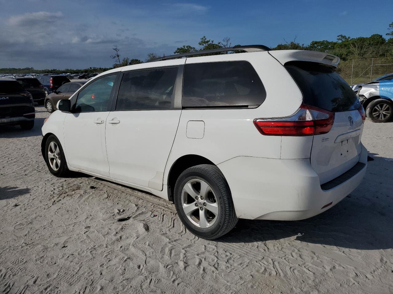 2015 Toyota Sienna - Image 2