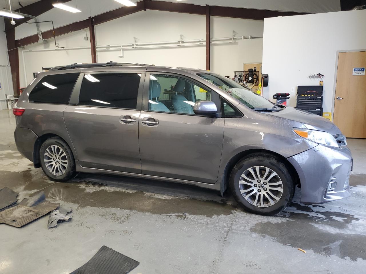 2020 Toyota Sienna - Image 4