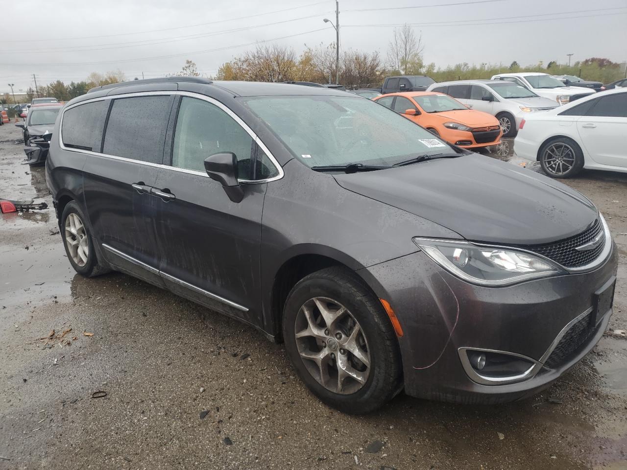 2017 Chrysler Pacifica - Image 4