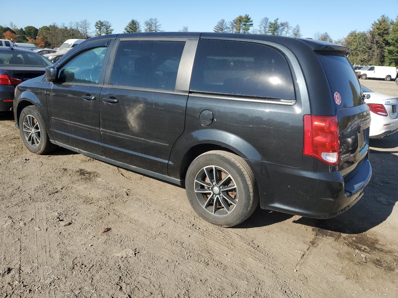 2015 Dodge Caravan - Image 2