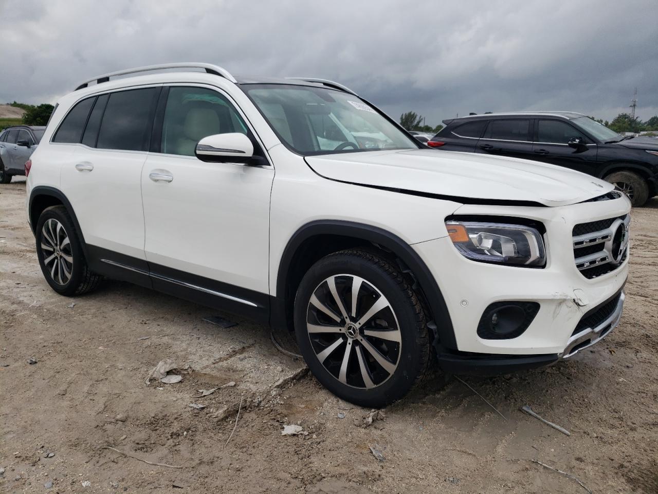 2023 Mercedes-Benz GLB - Image 4
