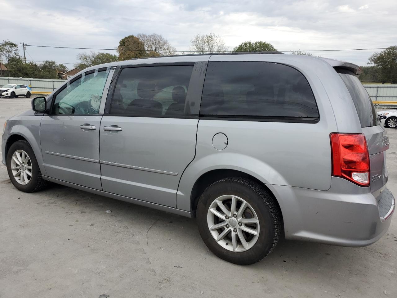 2015 Dodge Caravan - Image 2