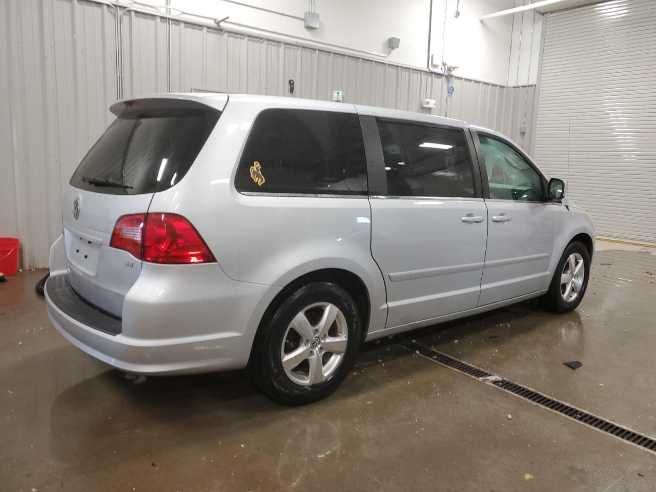 2010 Volkswagen Routan - Image 3