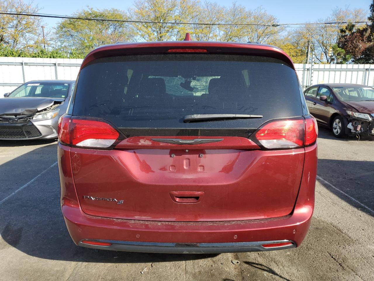 2019 Chrysler Pacifica Touring L VIN: 2C4RC1BGXKR560728 Lot: 74694474